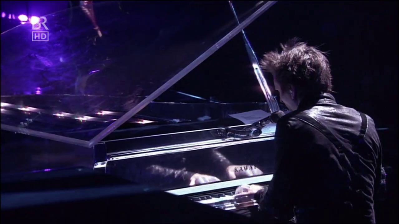 Muse-Matt-Bellamy-Kawai-MP8-2-Keyboard-02