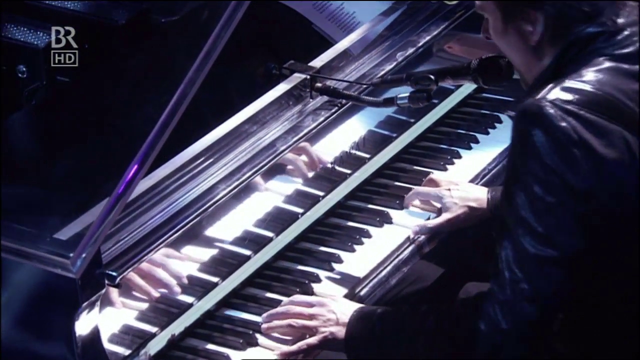 Muse-Matt-Bellamy-Kawai-MP8-2-Keyboard-04