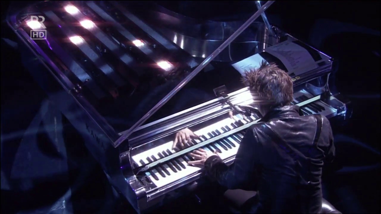 Muse-Matt-Bellamy-Kawai-MP8-2-Keyboard-05
