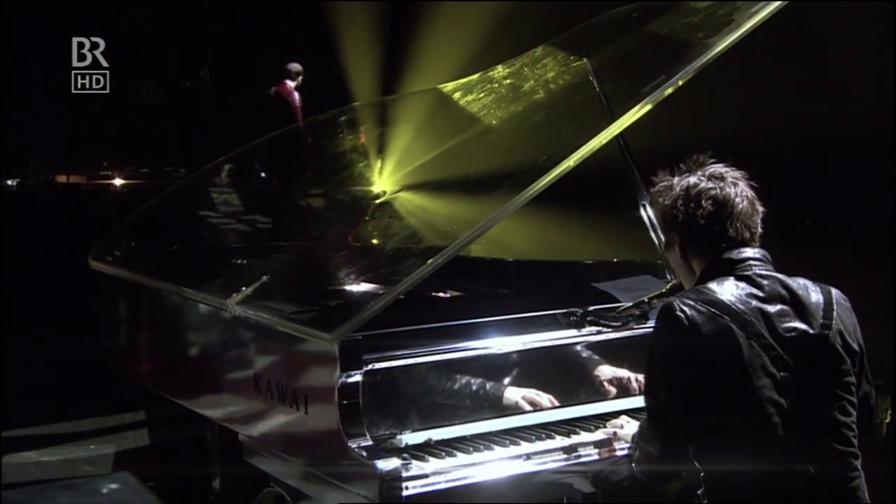 Muse-Matt-Bellamy-Kawai-MP8-2-Keyboard-09
