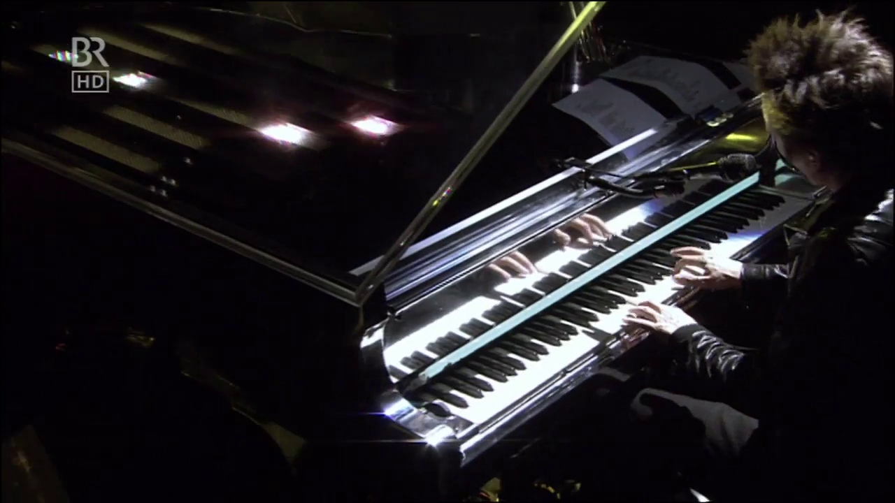 Muse-Matt-Bellamy-Kawai-MP8-2-Keyboard-10