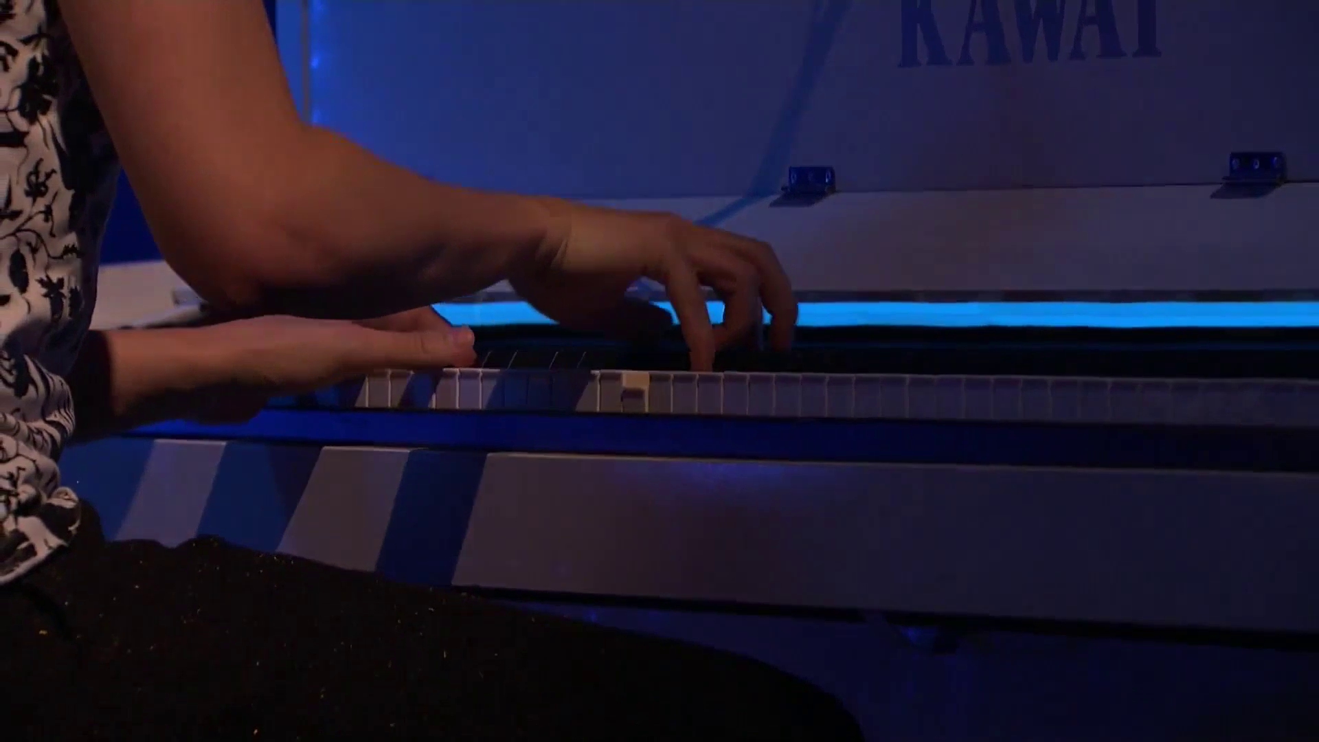 Muse-Matt-Bellamy-Kawai-MP8-2-Keyboard-15