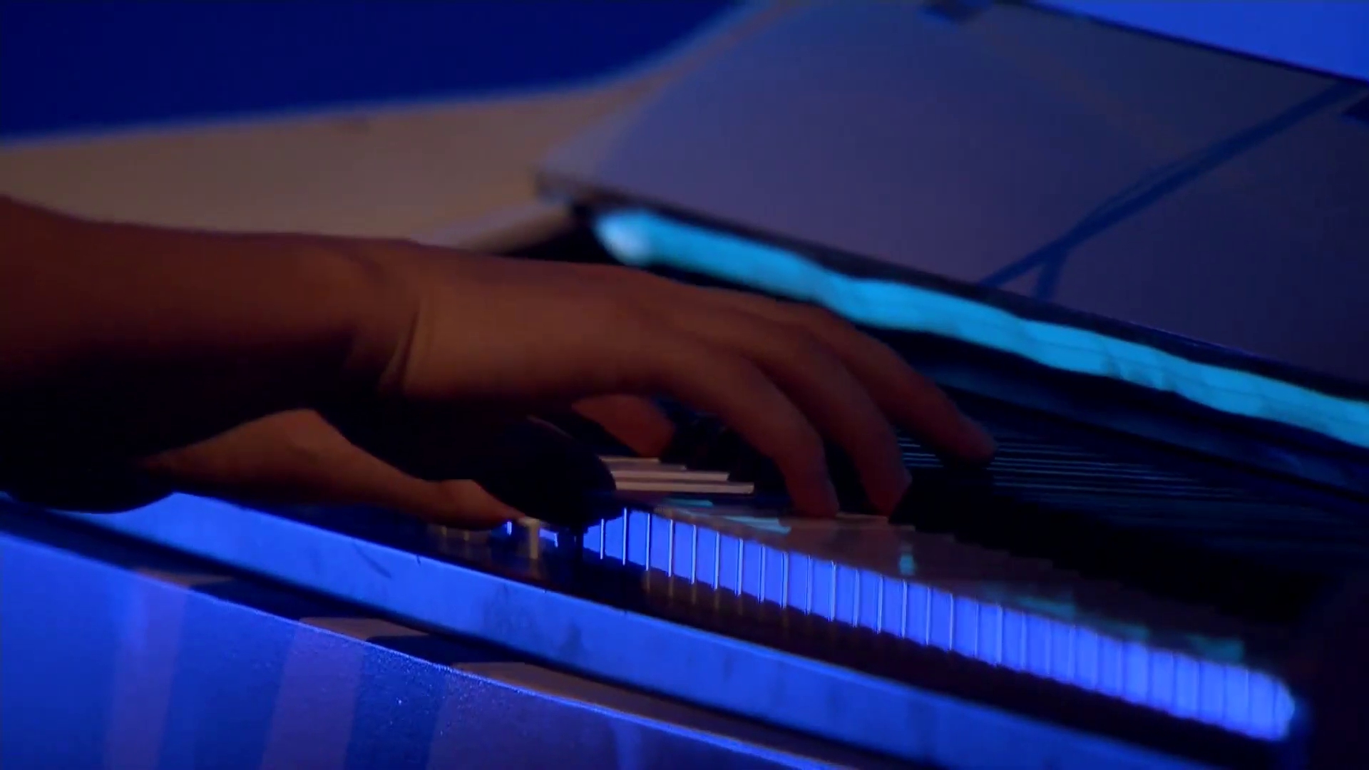 Muse-Matt-Bellamy-Kawai-MP8-2-Keyboard-16